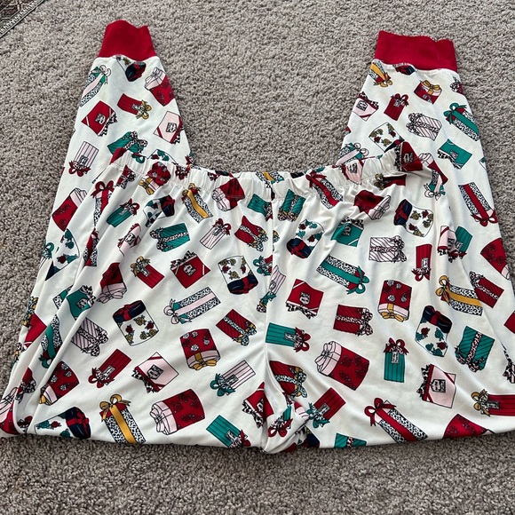 Secret Treasures Women’s PJ Set w Presents
Holiday Christmas 

Size XL - Picture 5 of 9